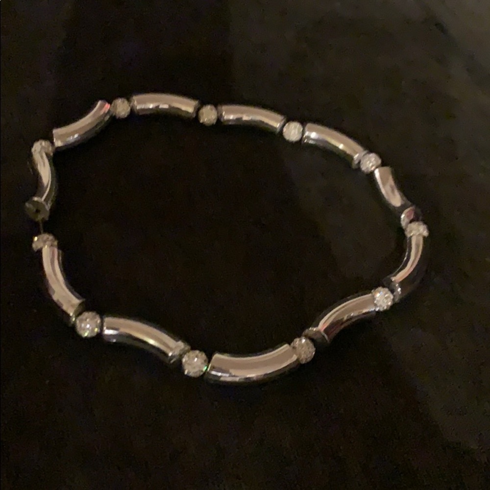 Stretchy chocker style necklace
